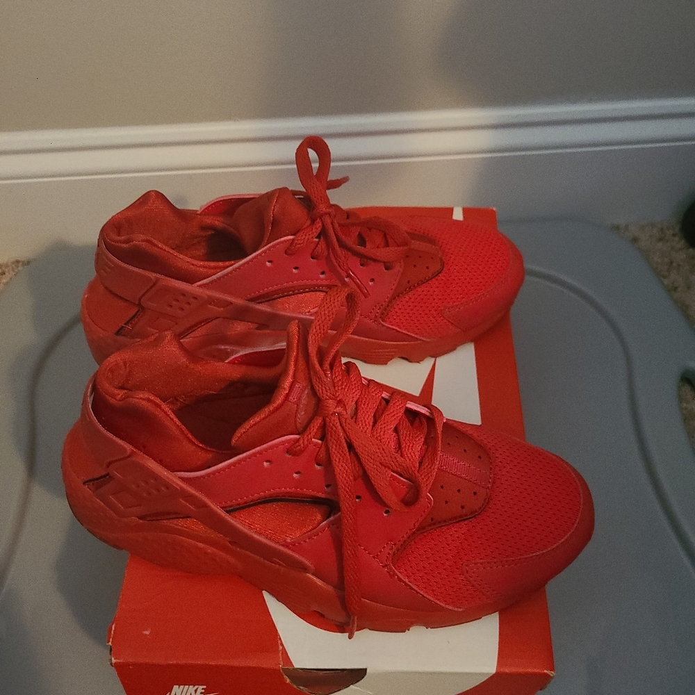 Nike Huarache Shoes in University Red